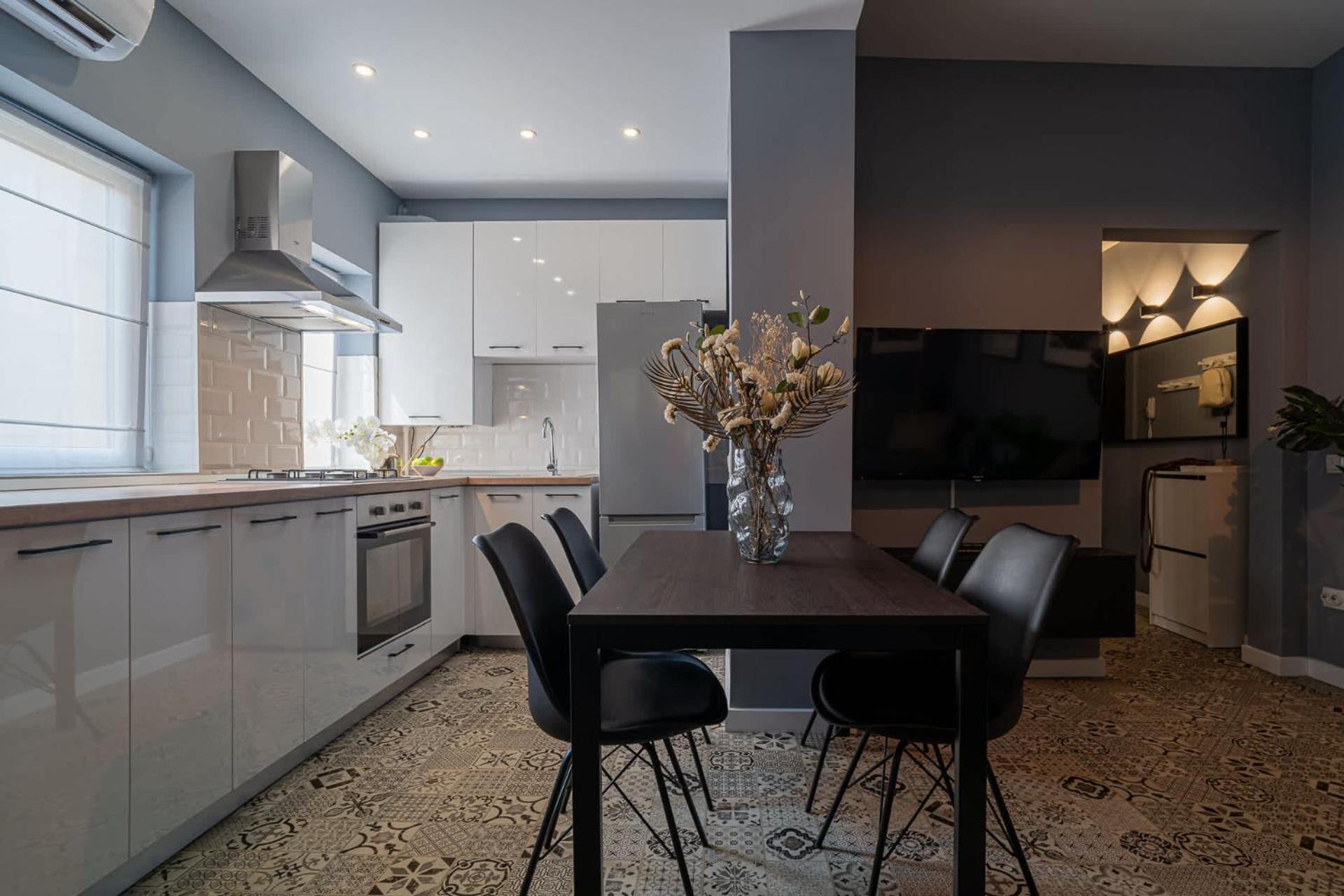 Chic Black & White 2Br Retreat On Dambovitei Бухарест Экстерьер фото