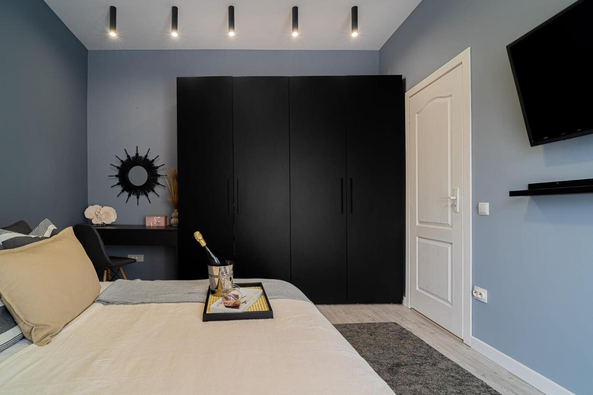 Chic Black & White 2Br Retreat On Dambovitei Бухарест Экстерьер фото